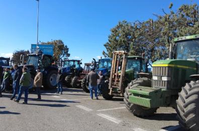 Matera, trattori in strada contro il caro-carburante
