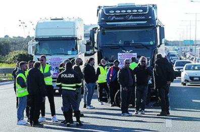 «Minacciato perché voglio lavorare»: autista di un tir sequestrato per 6 ore dai colleghi nel Foggiano