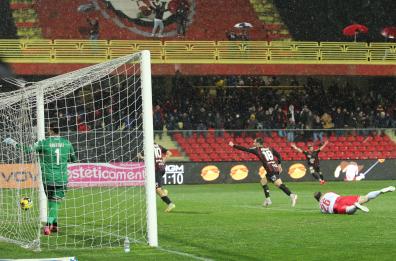 Calcio, Foggia-Bari finisce in parità allo Zaccheria: 2-2