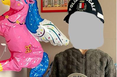 Cappellino e gadget in regalo: la polizia locale incontra a Bari la bimba aggredita dal pitbull