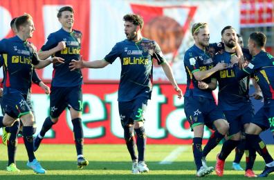 L'impresa del Lecce a Monza: l'1-0 vale la riconquista della vetta