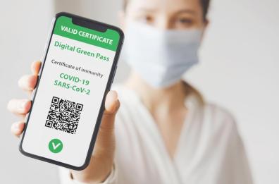 Green pass, da oggi scatta l’addio: via le mascherine in bar e ristoranti