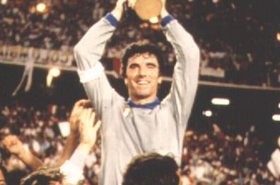 Dino Zoff para anche il tempo: il mito compie oggi 80 anni