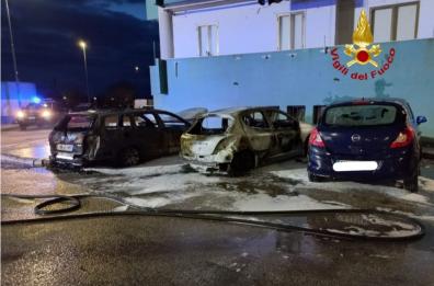 Lecce: tre automobili in fiamme all'alba