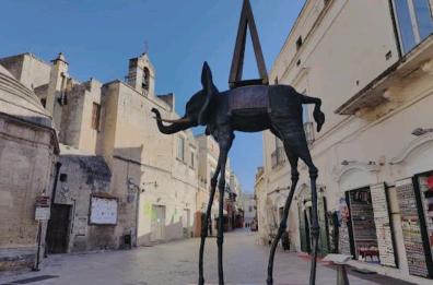 Dumbo adottato dal paesaggio comunale di Matera