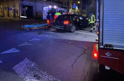 Sbatte con l'auto contro il muro a Lecce, i Vigili del Fuoco lo liberano