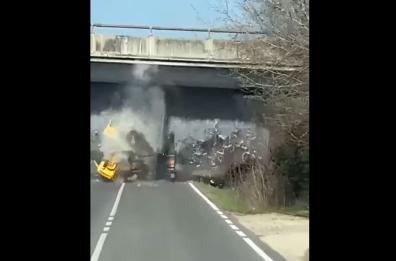 Bologna, incidente via Rigosa: camion contro cavalcavia Autostrada Bologna, incidente via Rigosa: camion contro cavalcavia Autostrada