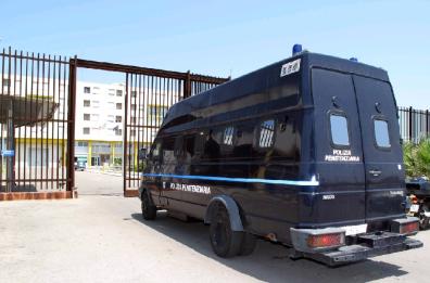 Detenuto morto a Lecce, forse aggredito in cella: potrebbe essere stato colpito al capo con una caffettiera 