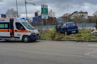 Potenza, incidente a Bucaletto: auto fuori strada, un ferito