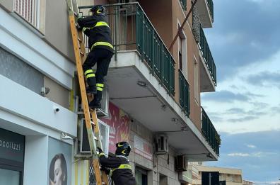 Gallipoli, vento forte sferza la citt&agrave;: rimosso telo pericolante dai vigili del fuoco