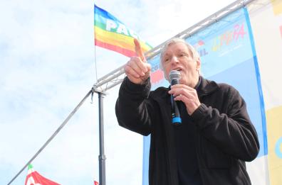 Bari, Don Ciotti incontra lavoratori davanti a cancelli ex Om: «La nuova variante Covid è la criminalità»
