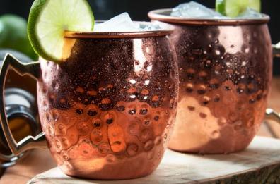 Cancel culture contro la Russia: addio al Moscow Mule e all'insalata russa. Siete d'accordo?