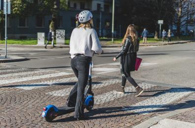 Puglia, la notte fa paura: monopattini e scooter a prezzi scontati per le donne