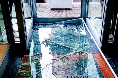 Bari, ladri «rompivetrine» colpiscono Carrassi: 2 boutique e un bar presi di mira