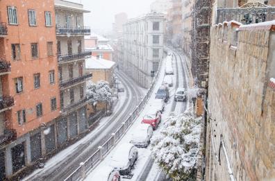 Freddo e neve incombono, a Potenza il sindaco chiude le scuole