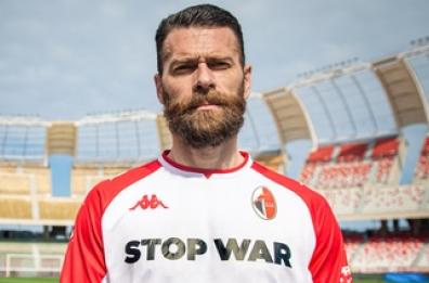 Ucraina: calciatori del Bari in campo con la maglia «Stop war»