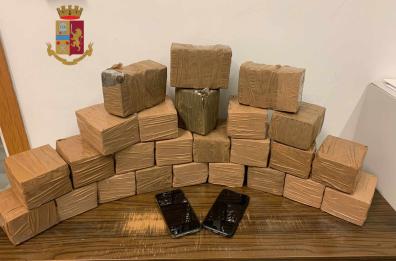 Bari, trasportava 25 kg di cannabis: arrestato corriere della droga