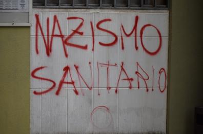 Scritte no vax imbrattano le mura della sede della Cgil a Lecce