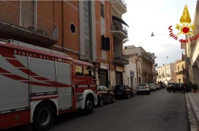 Mesagne, la casa va a fuoco: salvati due gatti