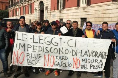 Caro gasolio, pescatori in rivolta in tutta la Puglia