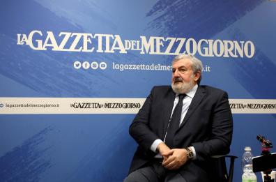 Emiliano in visita alla Gazzetta: «Ospedale in Fiera? Potrebbe essere usato per l'accoglienza dei profughi ucraini» 