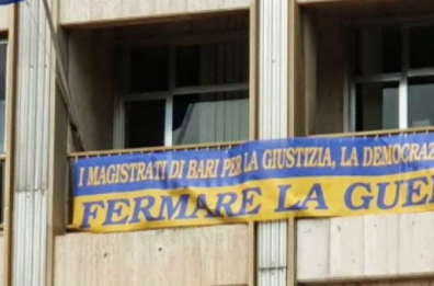Magistrati baresi contro la guerra: lo striscione sul Palagiustizia