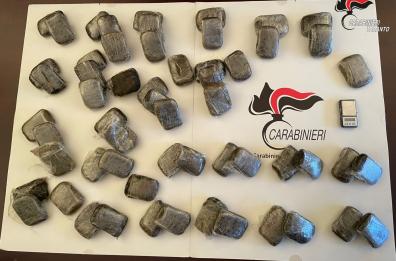 Taranto,  sequestrati in un sottoscala sei chili di hashish