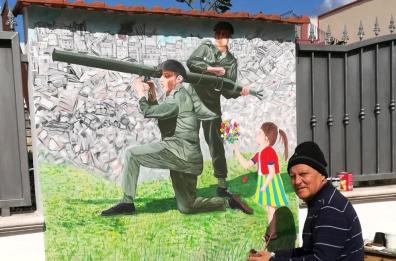 Taranto, «Così vi racconto la vita con pennelli e colori accesi»