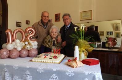 Antonietta spegne 102 candeline e si candida come nonna più longeva di Puglia