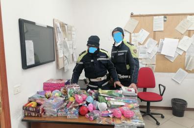 Bari, fiori, giocattoli e riviste venduti abusivamente: sequestrati dalla polizia