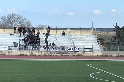 I calciatori del Barletta si fermano durante la sfida di Coppa per permettere i soccorsi al tifoso avversario