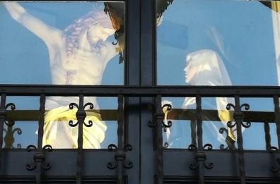 Ucraina, artista dona statue di cartapesta ad arcivescovo Lecce