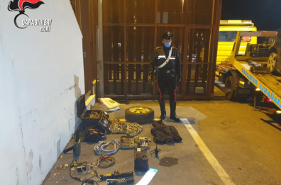 Stava per rubare l'auto in un centro commerciale del barese: 33enne arrestato