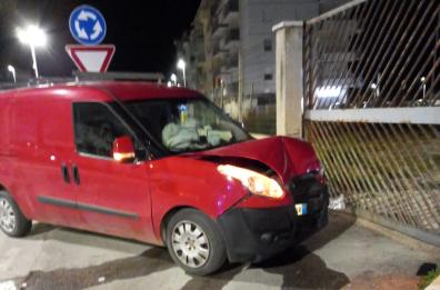 Si schianta con il furgone contro un cancello, muore un 39enne a Margherita di Savoia