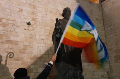 In centinaia in piazza a Bari per gridare «Stop alla guerra contro l'Ucraina»