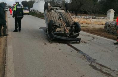 Auto si ribalta e finisce contro muretto a secco sulla Carovigno - Serranova: conducente in ospedale