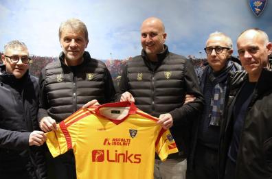 Il Lecce in campo con la maglia storica per il 114° complenno