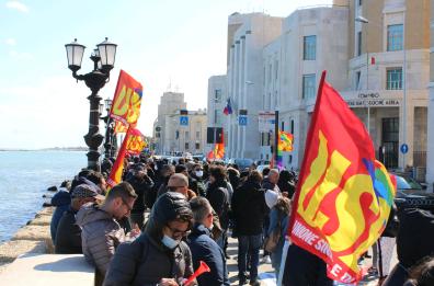 Ex Ilva, 200 manifestanti da Taranto a Bari per protestare. Regione Puglia stanzia 10 mln di euro per i cassaintegrati Ex Ilva, 200 manifestanti da Taranto a Bari per protestare. Regione Puglia stanzia 10 mln di euro per i cassaintegrati