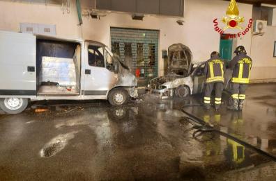 Brindisi, notte di roghi: Bruciati un furgone e due automobili