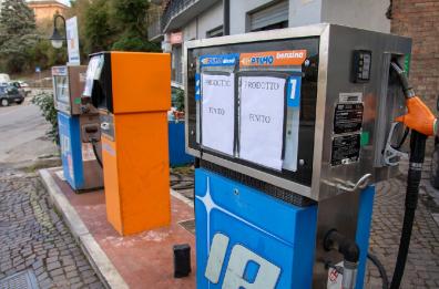 Rincari gas, energia e benzina la procura apre un'inchiesta. Il caro gasolio affonda la pesca
