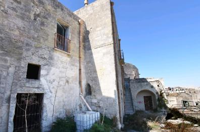 Matera, «Si aprano le botteghe nei locali sottratti agli abusivi»