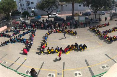 Taranto, bimbi dicono no alla guerra con una «Pace» gigante