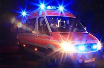Sava, auto impatta contro un bus: morto 74enne