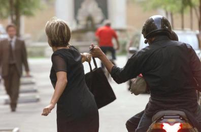 Lecce, donna scippata da bandito in moto cade e finisce in ospedale