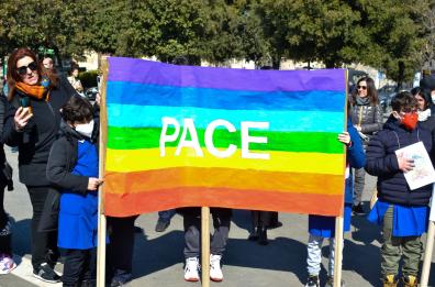 Bisceglie dice "no alla guerra", un corteo della pace con i piccoli della scuola “De Amicis”