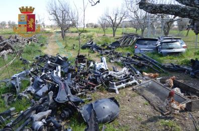 Sorpresi mentre stavano "cannibalizzando" auto rubate, due arresti nel leccese