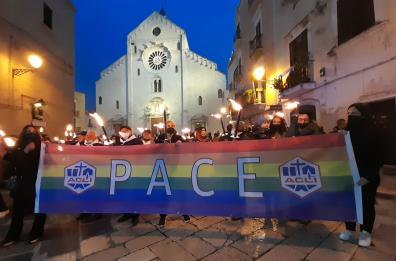 Guerra in Ucraina, a Bari una fiaccolata per la pace: «Città del dialogo»