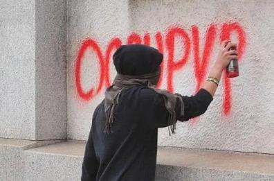 Imbrattano con la vernice i muri dei palazzi nel centro di Lecce,  denunciate due ragazze spagnole
