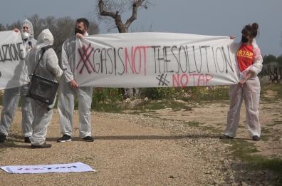 Salento, «No alla dittatura del gas»: la protesta degli attivisti del movimento No Tap 