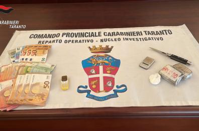 Taranto, sorpresi in casa con droga e armi: i Carabinieri arrestano padre e figlio